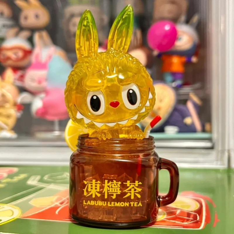 Новая оригинальная фигурка чая с лимоном Labubu, милая модная игрушка Labubu, аниме-фигурка, украшение для рабочего стола, Коллекционная модель, кукла, подарок другу
Новая оригинальная фигурка чая с лимоном Labubu, милая модная игрушка Labubu, аниме-фигурка, украшение для рабочего стола, Коллекционная модель, кукла, подарок другу