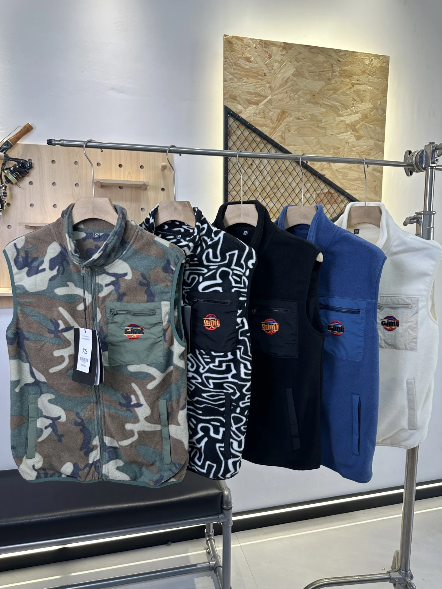 Двусторонняя флисовая куртка-жилет на молнии с высоким воротником, повседневная модная одежда для мужчин и молодежи, трендовая, из полиэфирного волокна, зимняя одежда
Двусторонняя флисовая куртка-жилет на молнии с высоким воротником, повседневная модная одежда для мужчин и молодежи, трендовая, из полиэфирного волокна, зимняя одежда