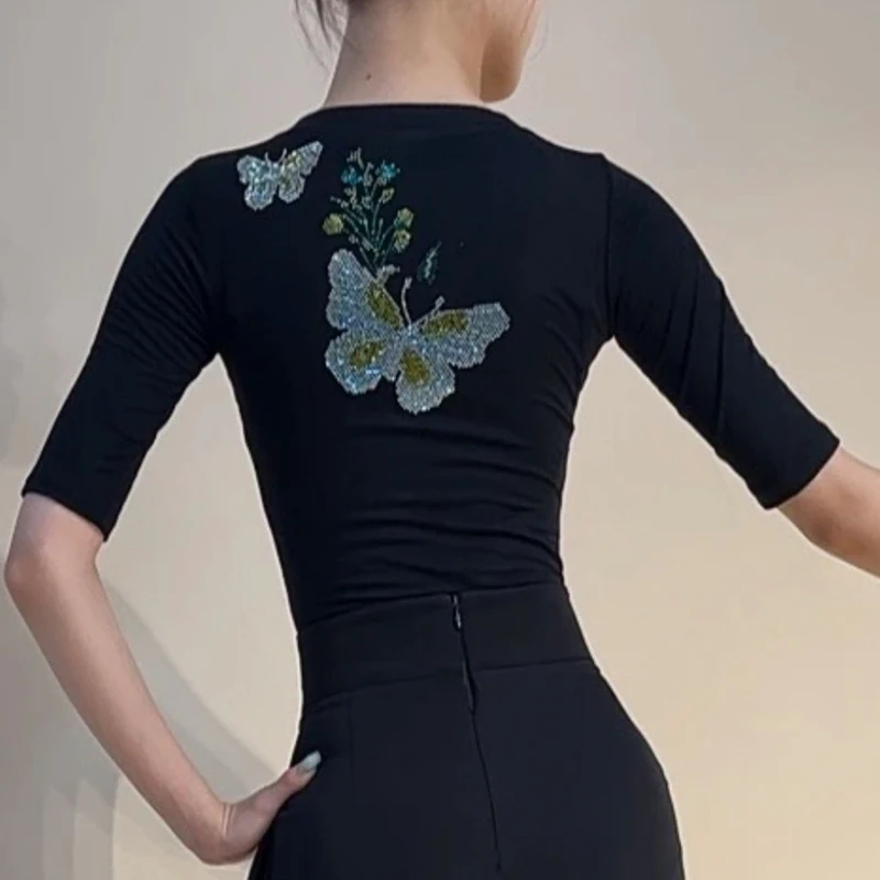 Новый топ для бальных танцев с короткими рукавами и бриллиантовым декором для женщин, черный, для латиноамериканских танцев, боди для взрослых, одежда для современных танцев, модель SL15003
Новый топ для бальных танцев с короткими рукавами и бриллиантовым декором для женщин, черный, для латиноамериканских танцев, боди для взрослых, одежда для современных танцев, модель SL15003