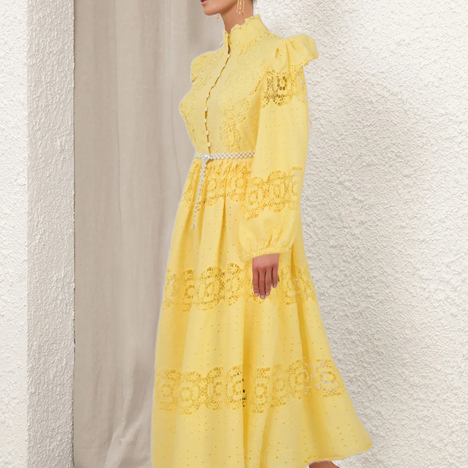 Новое модное платье 2024 года с художественной вышивкой, ажурное, с длинными рукавами, однотонное, с жемчужным поясом, для повседневной носки, весна-лето, женское.
Новое модное платье 2024 года с художественной вышивкой, ажурное, с длинными рукавами, однотонное, с жемчужным поясом, для повседневной носки, весна-лето, женское.