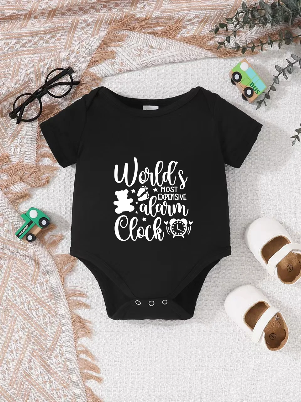 Playful letter-printed baby short-sleeve triangle bodysuit. Button closure for easy dressing
Playful letter-printed baby short-sleeve triangle bodysuit. Button closure for easy dressing