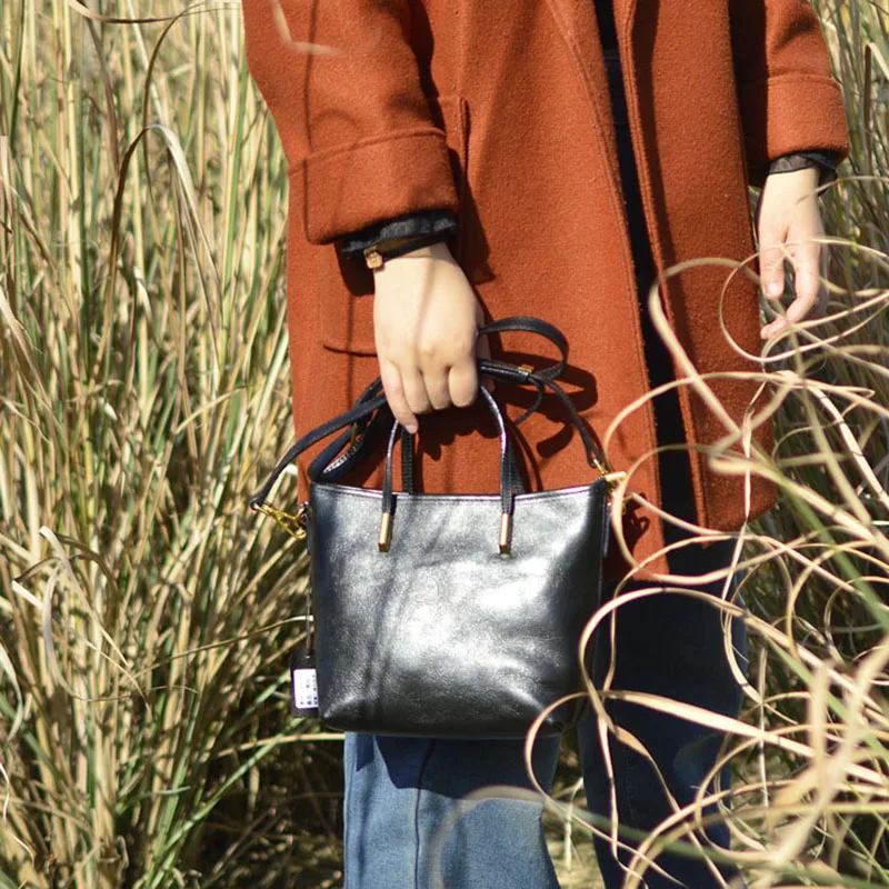 AETOO Light luxury retro women bag plant tanned head layer cowhide bucket bag Tote Tote small handbag Simple leather trend cross
AETOO Light luxury retro women bag plant tanned head layer cowhide bucket bag Tote Tote small handbag Simple leather trend cross