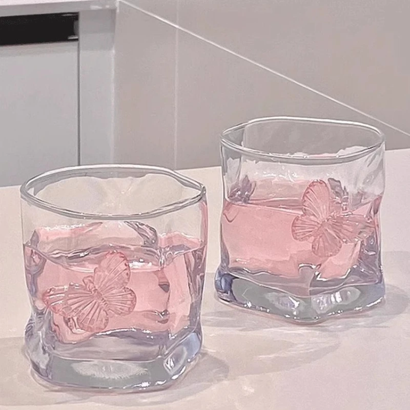 Стеклянный стакан с эффектом мятого стекла и 3D розовой бабочкой для холодного кофе, латте, воды, сока. Милый домашний декор, посуда для холодных напитков, подарок.
Стеклянный стакан с эффектом мятого стекла и 3D розовой бабочкой для холодного кофе, латте, воды, сока. Милый домашний декор, посуда для холодных напитков, подарок.