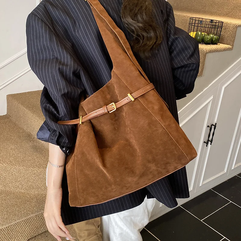 Commuting Retro Frosted Bag 2026 New Casual Large Capacity Women's Shoulder Bag Autumn and Winter Tote Bucket Bag
Commuting Retro Frosted Bag 2026 New Casual Large Capacity Women's Shoulder Bag Autumn and Winter Tote Bucket Bag