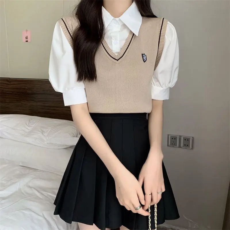Polo Collar Short Sleeve Fake Two Piece Short Shirt Women Summer Design Sense Splicing Color Collision Knit Top College Style
Polo Collar Short Sleeve Fake Two Piece Short Shirt Women Summer Design Sense Splicing Color Collision Knit Top College Style