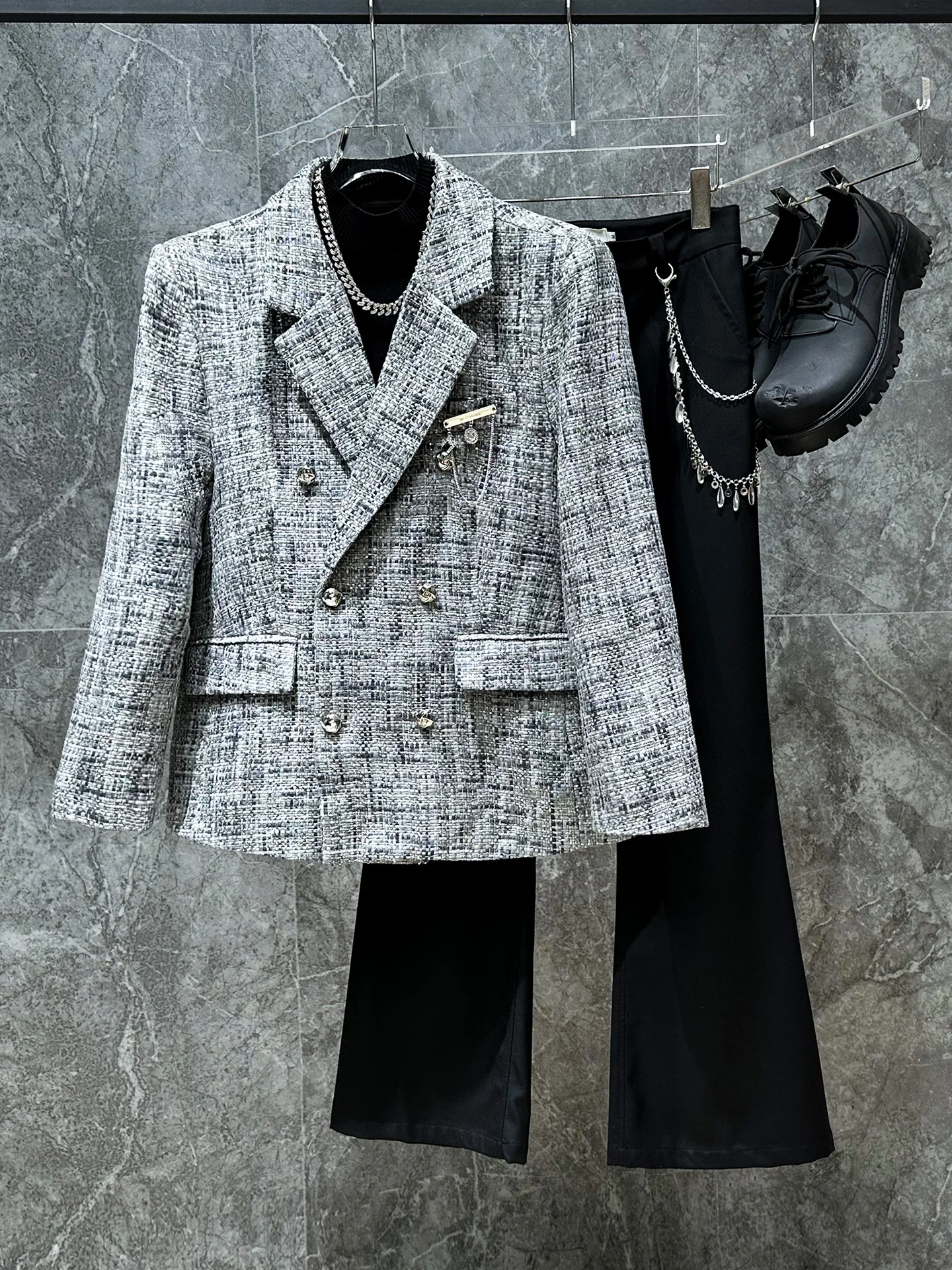 Модный мужской пиджак 2025 года в стиле «маленький французский шик», высококачественный, элегантный, в западном стиле, верхняя одежда, трендовый, современный, в стиле Ins
Модный мужской пиджак 2025 года в стиле «маленький французский шик», высококачественный, элегантный, в западном стиле, верхняя одежда, трендовый, современный, в стиле Ins