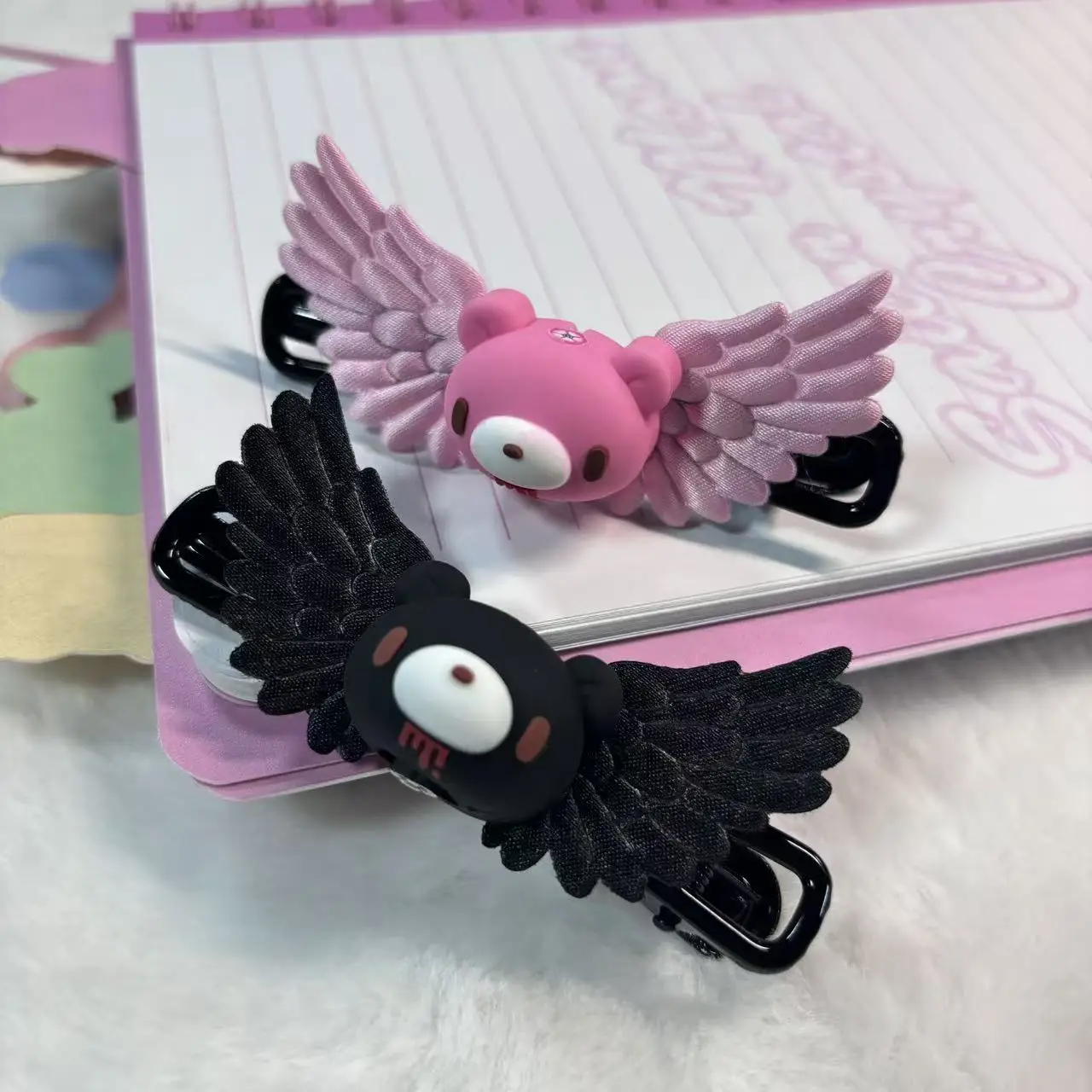Стильная заколка для волос с изображением розово-черного медведя, украшенная изящными крыльями.
Стильная заколка для волос с изображением розово-черного медведя, украшенная изящными крыльями.