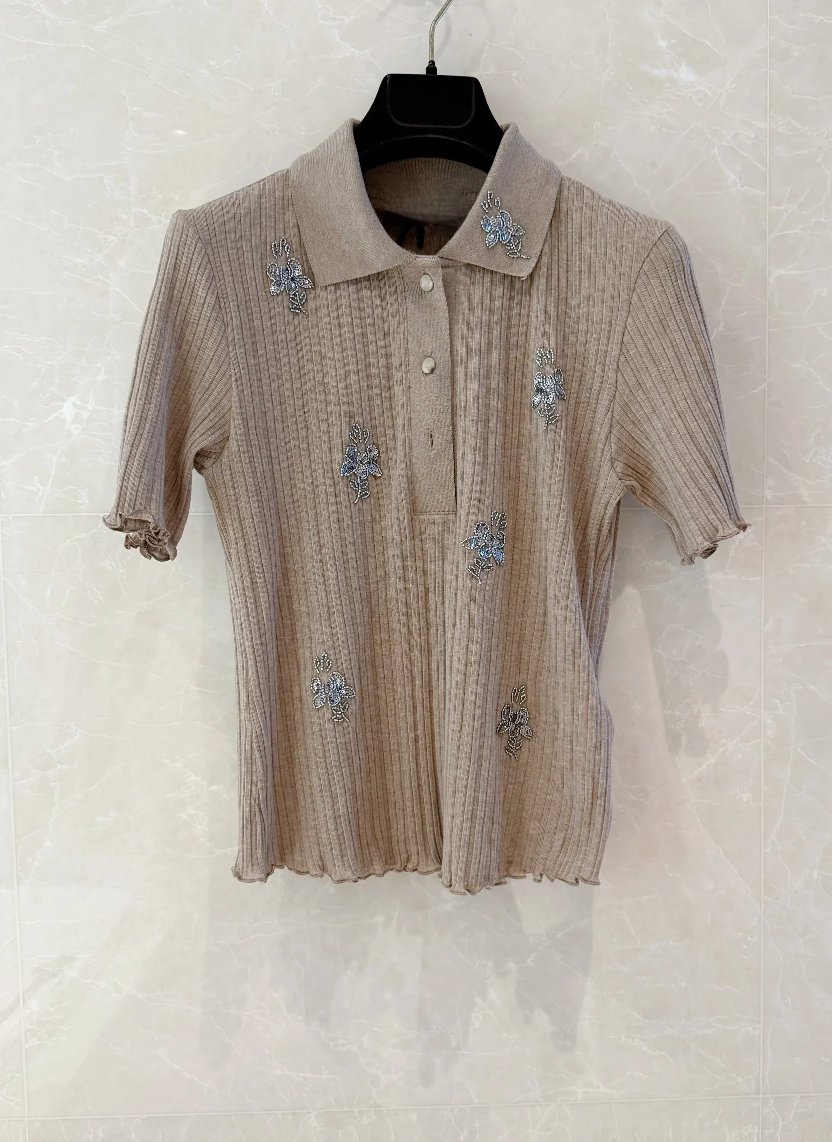 Women's collar embroidery knitted fungus edge short sleeved shirt with flower nail beads knitted polo shirt
Women's collar embroidery knitted fungus edge short sleeved shirt with flower nail beads knitted polo shirt