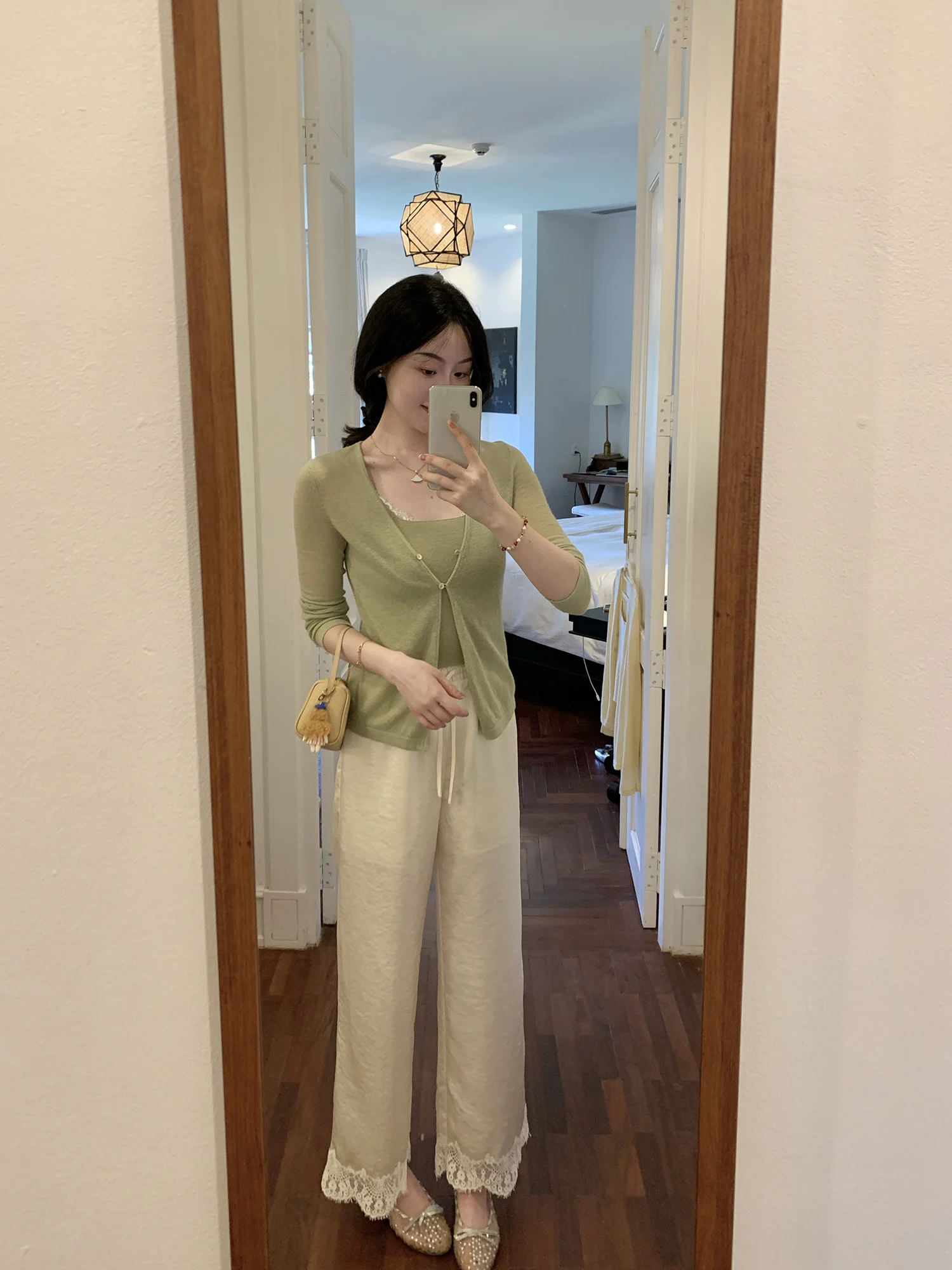 WangHanYan Ladies Embroidered Lace Casual Pants Silk Surface Straight Leg Commuter Style Spring Summer Fashion Comfortable Fit
WangHanYan Ladies Embroidered Lace Casual Pants Silk Surface Straight Leg Commuter Style Spring Summer Fashion Comfortable Fit