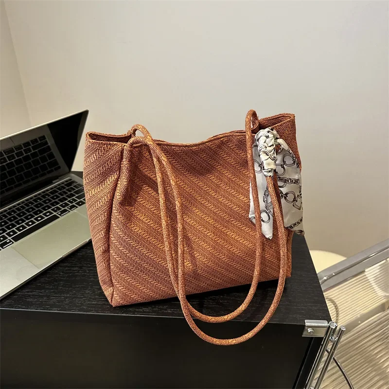 Soft leather women's large-capacity silk scarf handbag underarm bag commuter tote bag
Soft leather women's large-capacity silk scarf handbag underarm bag commuter tote bag