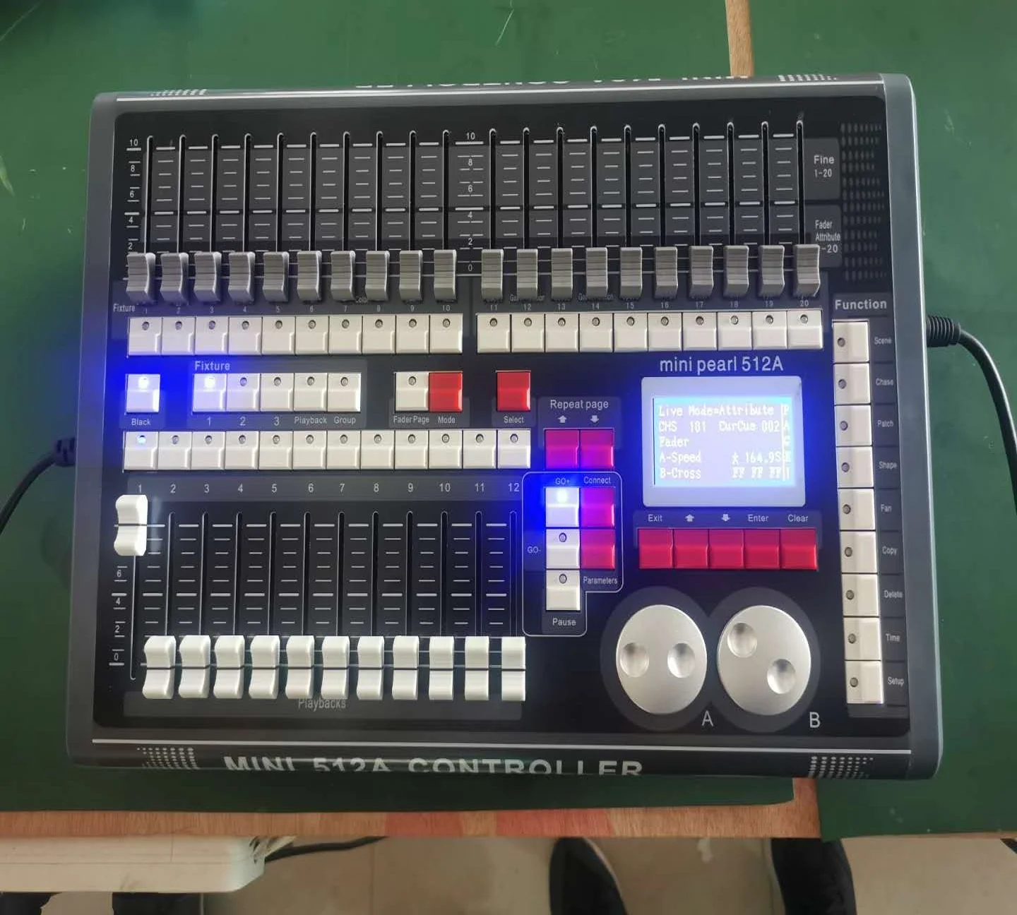 Профессиональная новая черная мини-консоль для освещения сцены Pearl 512A с упаковкой в кейсе
Профессиональная новая черная мини-консоль для освещения сцены Pearl 512A с упаковкой в кейсе
