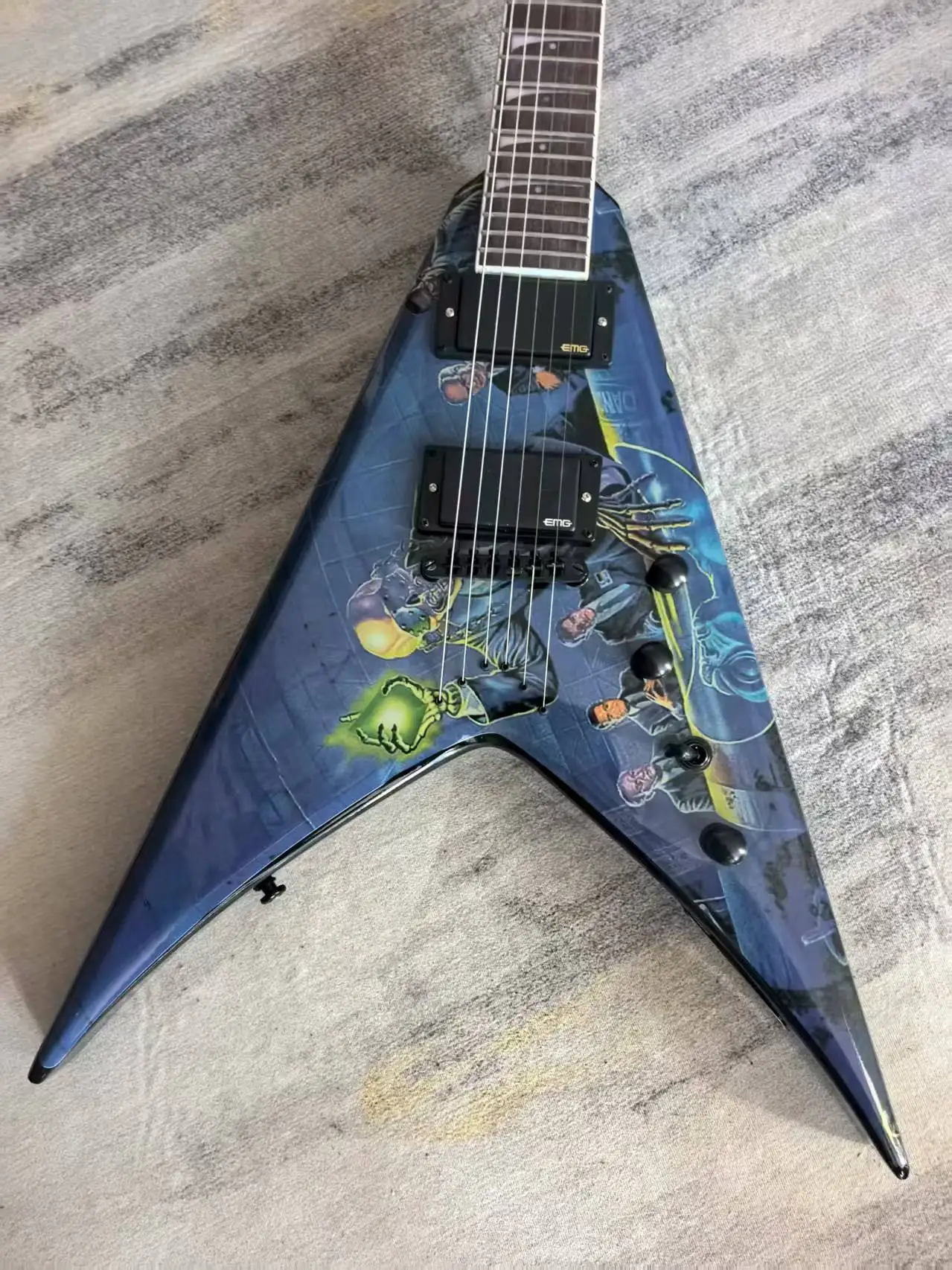 Alien blue 6-chord electric guitar, with real shipping pictures, in stock
Alien blue 6-chord electric guitar, with real shipping pictures, in stock