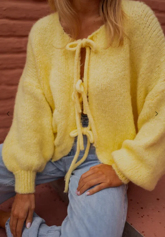 Элегантный женский вязаный кардиган-свитер с галстуком-бабочкой, праздничный повседневный модный наряд для праздничных мероприятий
Элегантный женский вязаный кардиган-свитер с галстуком-бабочкой, праздничный повседневный модный наряд для праздничных мероприятий