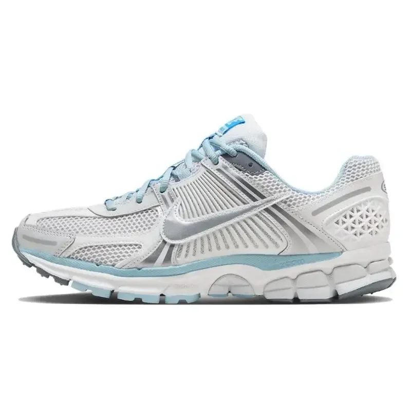 Мужские и женские кроссовки Nike Air Zoom Vomero 5, удобные спортивные кроссовки с сеткой, амортизирующие, противоскользящие, серые, синие
Мужские и женские кроссовки Nike Air Zoom Vomero 5, удобные спортивные кроссовки с сеткой, амортизирующие, противоскользящие, серые, синие