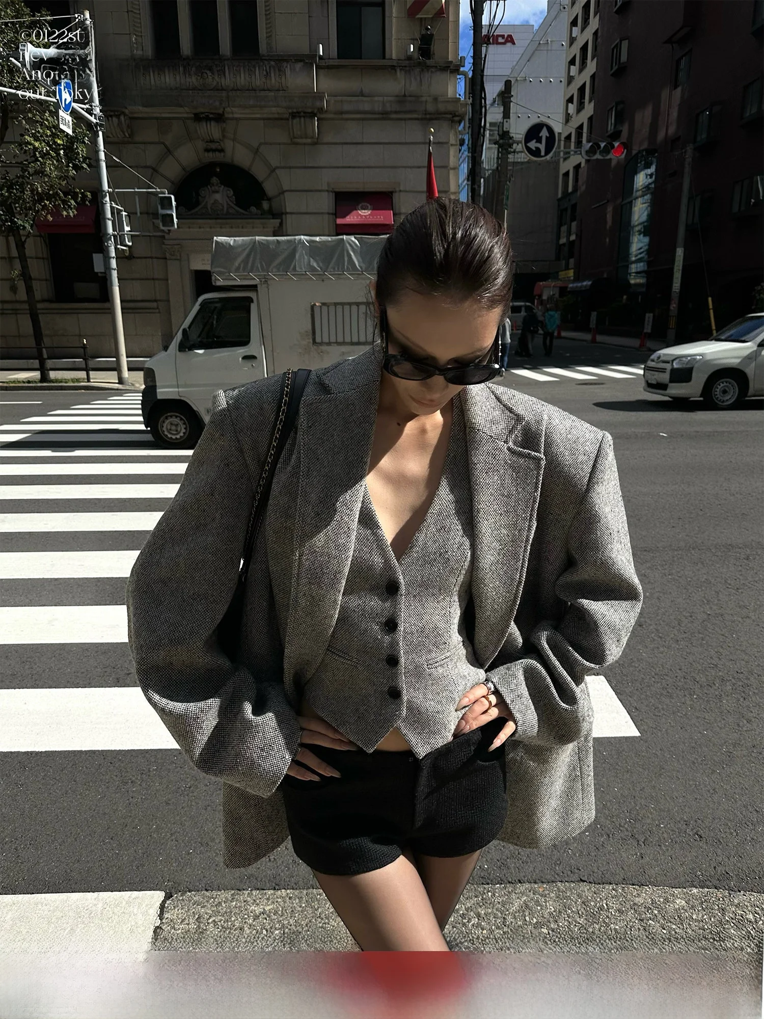 Женский шерстяной костюм-двойка: пальто средней длины с подплечниками и широким кроем, топ с V-образным вырезом, шорты с высокой талией
Женский шерстяной костюм-двойка: пальто средней длины с подплечниками и широким кроем, топ с V-образным вырезом, шорты с высокой талией