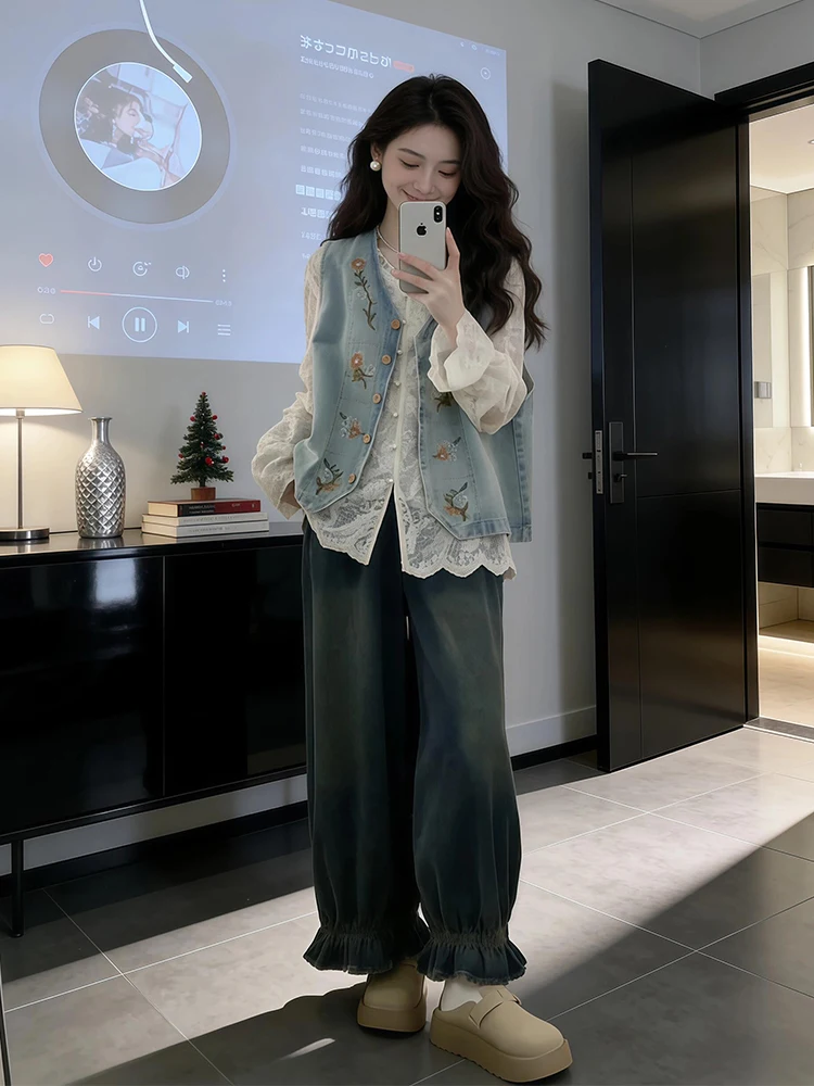 Stunning Summer New Arrival Lace Shirt Denim Jeans Set Embroidered Small Fragrance Style Fashionable Three-Piece Women's Suit
Stunning Summer New Arrival Lace Shirt Denim Jeans Set Embroidered Small Fragrance Style Fashionable Three-Piece Women's Suit