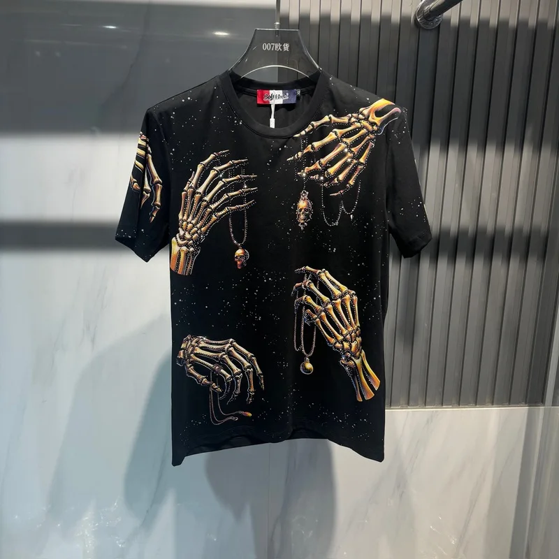 Summer 2025 new styles of men's clothing from Europe and America Short sleeve Diamond embossed skull hand print T-shirt
Summer 2025 new styles of men's clothing from Europe and America Short sleeve Diamond embossed skull hand print T-shirt