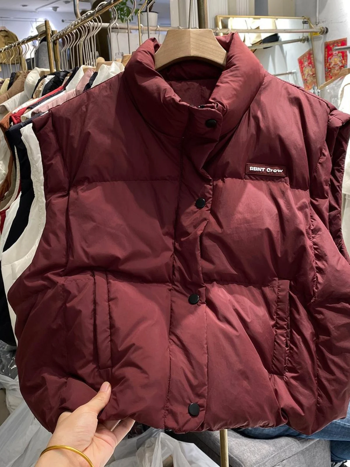 Белый жилет Du down с воротником-стойкой, свободный модный универсальный модный женский жилет из полиэфирного волокна Jaet для поездок на работу
Белый жилет Du down с воротником-стойкой, свободный модный универсальный модный женский жилет из полиэфирного волокна Jaet для поездок на работу