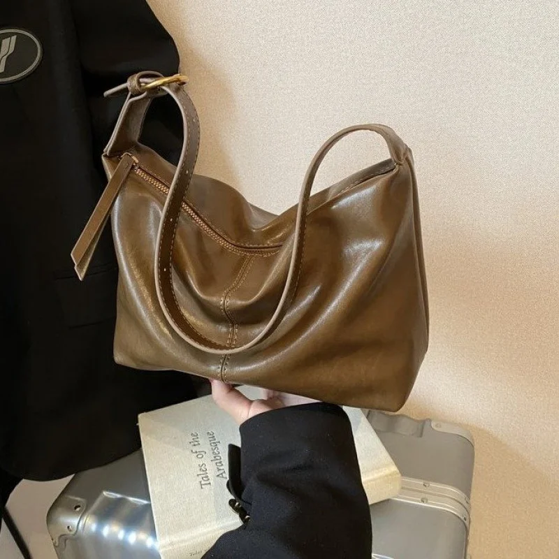 Luxury Simple Tote Handbag For Business Women With Solid Color Leather And Fashionable Paris Trendy Show
Luxury Simple Tote Handbag For Business Women With Solid Color Leather And Fashionable Paris Trendy Show