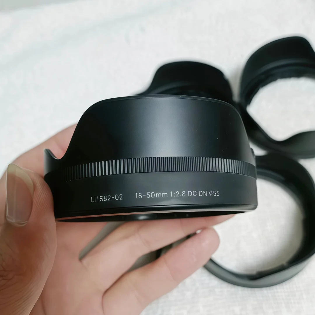 New Original Lens Hood 55mm For LH582-02 Replacement For Sigma 18-50mm F2.8 DC DN Lens
New Original Lens Hood 55mm For LH582-02 Replacement For Sigma 18-50mm F2.8 DC DN Lens