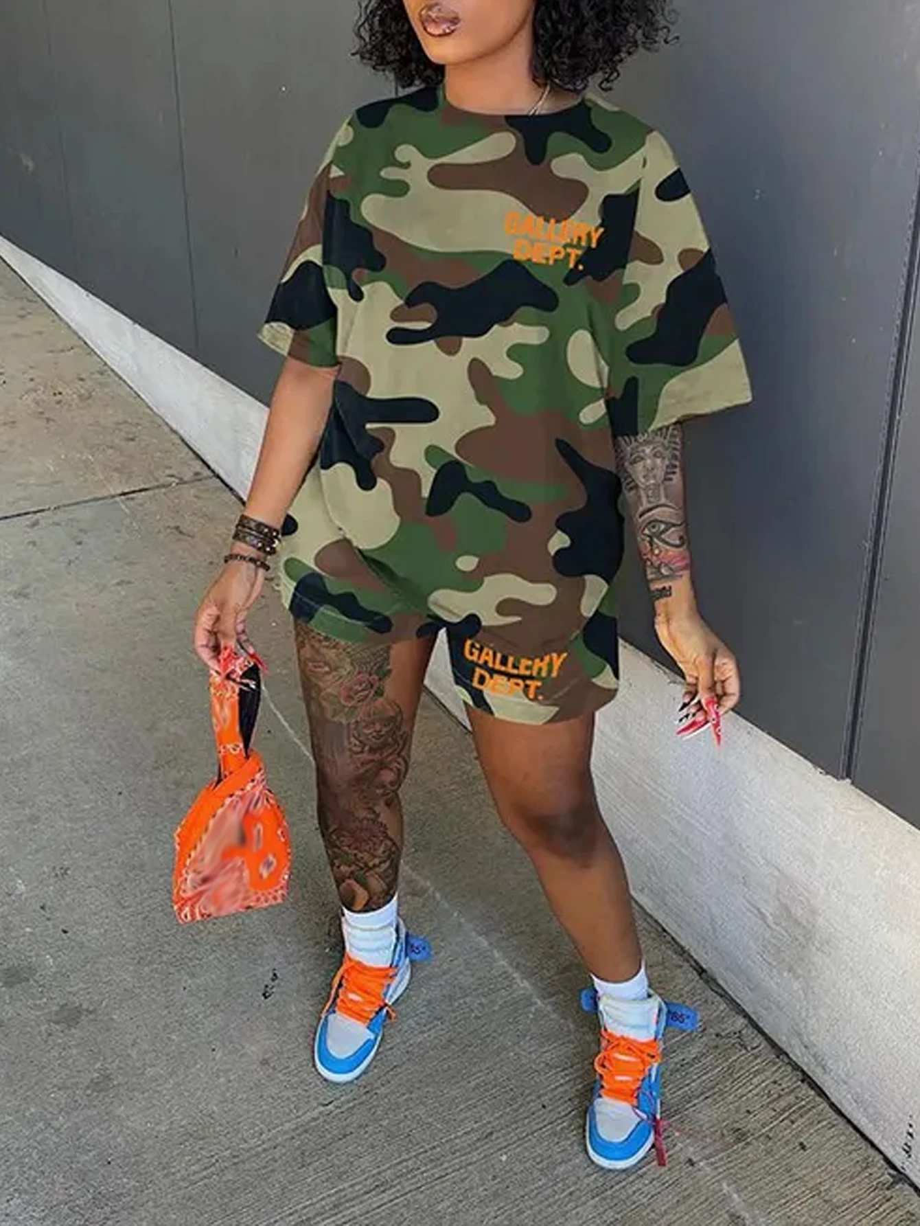 Модель 60176 года, модная женская камуфляжная свободная повседневная одежда в европейском и американском стиле с круглым вырезом и случайным принтом букв для занятий спортом на открытом воздухе
Модель 60176 года, модная женская камуфляжная свободная повседневная одежда в европейском и американском стиле с круглым вырезом и случайным принтом букв для занятий спортом на открытом воздухе