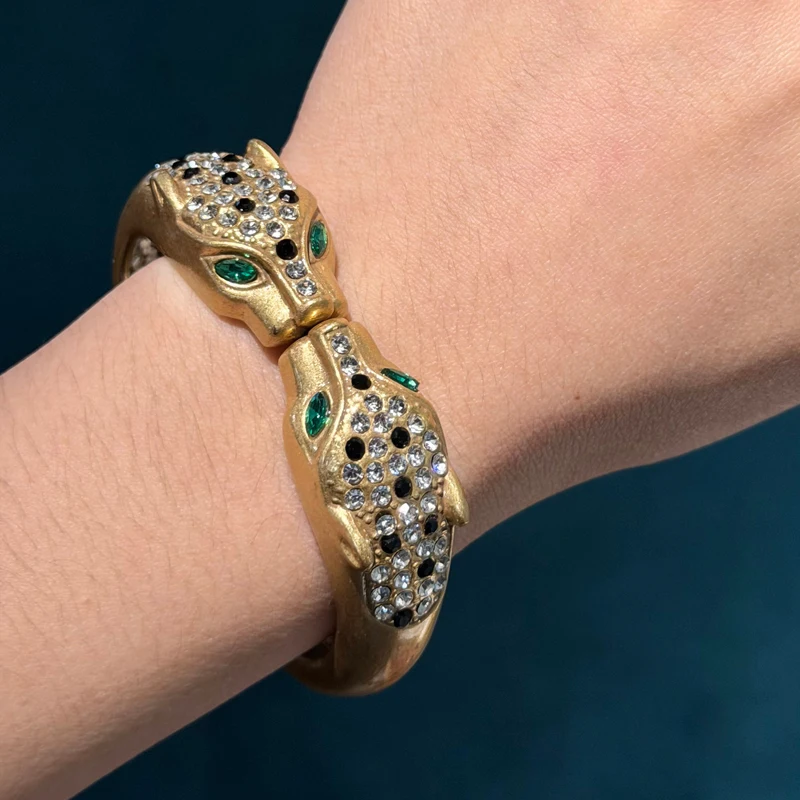 Vintage Green Crystal Eyes Leopard Head Bangles For Woman Bracelet Gold Color Rhinestone Accessories Quality Luxury Designer
Vintage Green Crystal Eyes Leopard Head Bangles For Woman Bracelet Gold Color Rhinestone Accessories Quality Luxury Designer