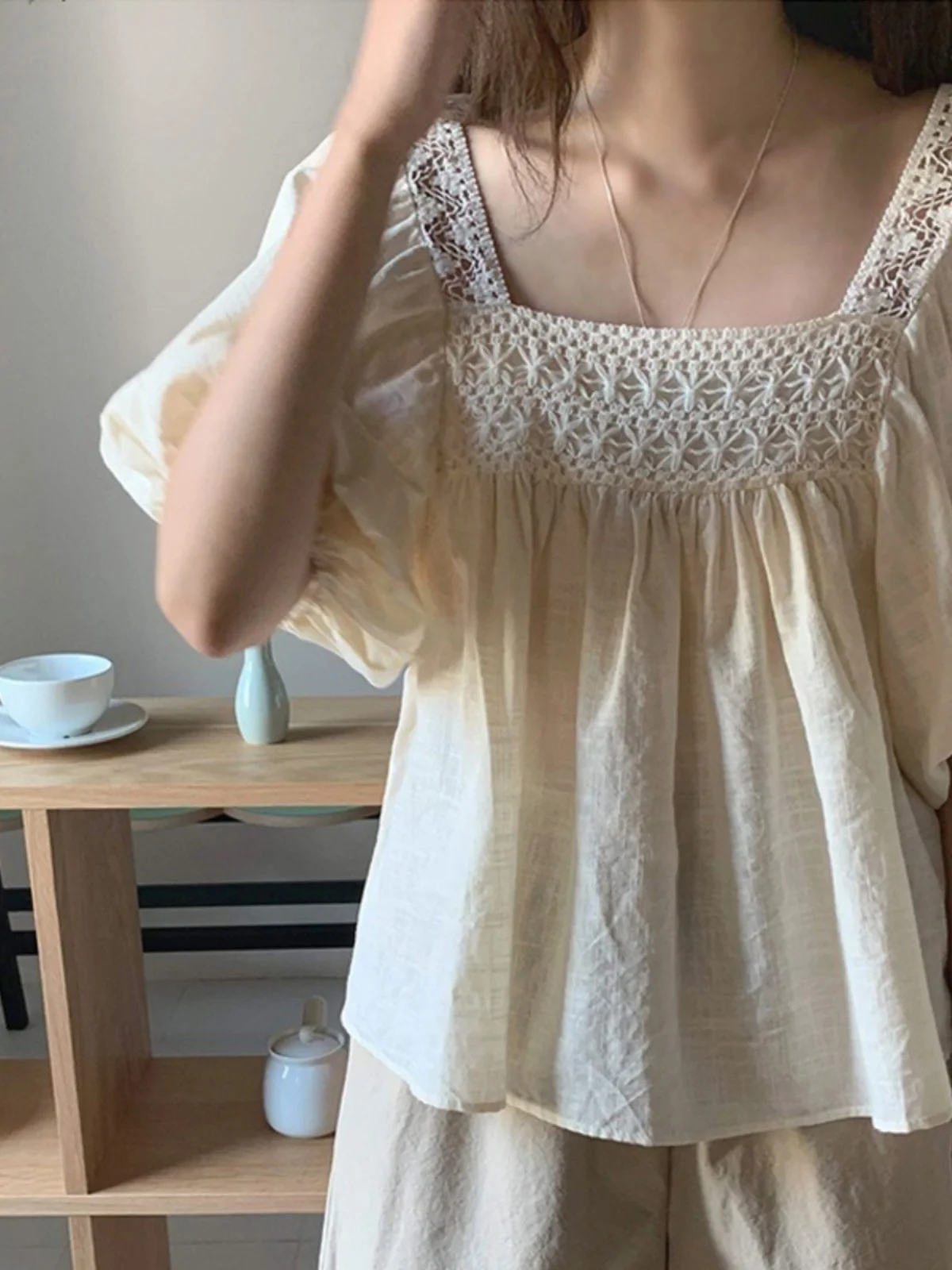 Loose ort Sve Square Collar Doll irt Women's Summer Faion Korean Sle Bubble Sve Hollow out Hook Flower Top
Loose ort Sve Square Collar Doll irt Women's Summer Faion Korean Sle Bubble Sve Hollow out Hook Flower Top