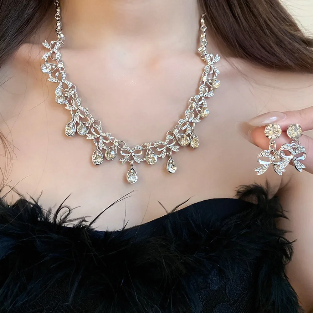 2 pieces Water Drop Rhinestone Jewelry Set Inlaid Bow Necklace Earrings Set Shining Luxury Crystal Necklace Set Banquet
2 pieces Water Drop Rhinestone Jewelry Set Inlaid Bow Necklace Earrings Set Shining Luxury Crystal Necklace Set Banquet