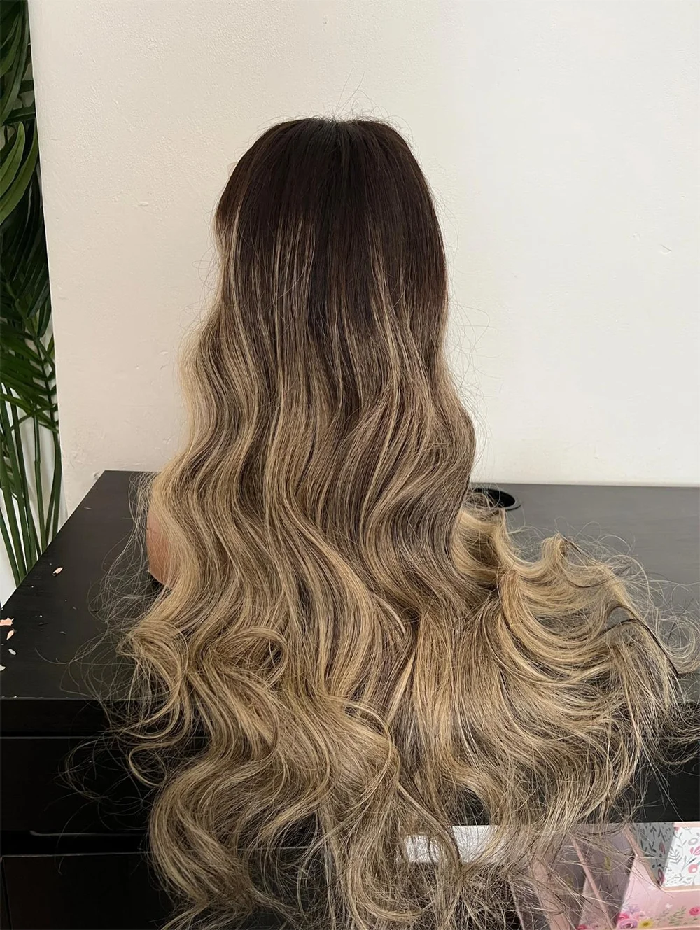 Синтетический парик Futura, реалистичный HD, кружевной передний парик 13x4, темный балаяж, блондинка, мелирование, кружевные парики для женщин, бесклеевые парики от выпадения волос
Синтетический парик Futura, реалистичный HD, кружевной передний парик 13x4, темный балаяж, блондинка, мелирование, кружевные парики для женщин, бесклеевые парики от выпадения волос