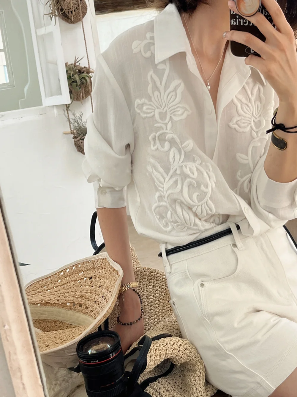 Korean Fashion Blouse 2025 Summer New White Embroidered Simple Premium Loose Casual Lazy Style Elegant Top
Korean Fashion Blouse 2025 Summer New White Embroidered Simple Premium Loose Casual Lazy Style Elegant Top