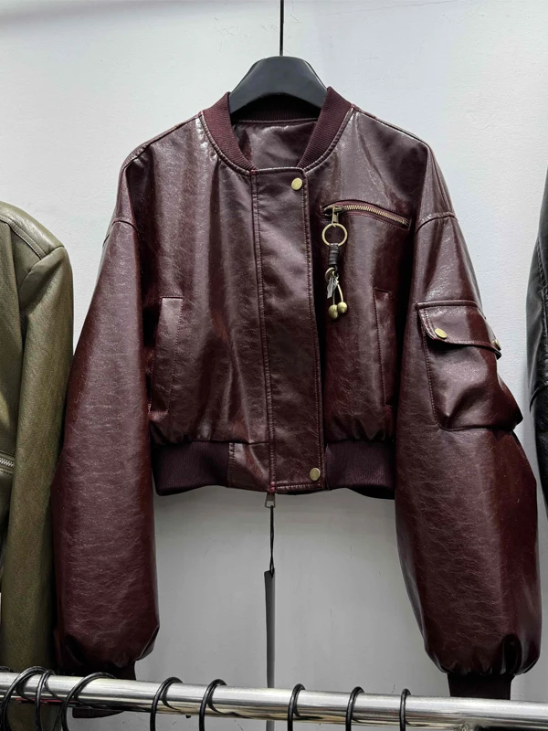 Ретро-куртка в американском стиле из искусственной кожи для женщин, с воротником-стойкой, на молнии, модная верхняя одежда для девушек, весенняя новинка
Ретро-куртка в американском стиле из искусственной кожи для женщин, с воротником-стойкой, на молнии, модная верхняя одежда для девушек, весенняя новинка