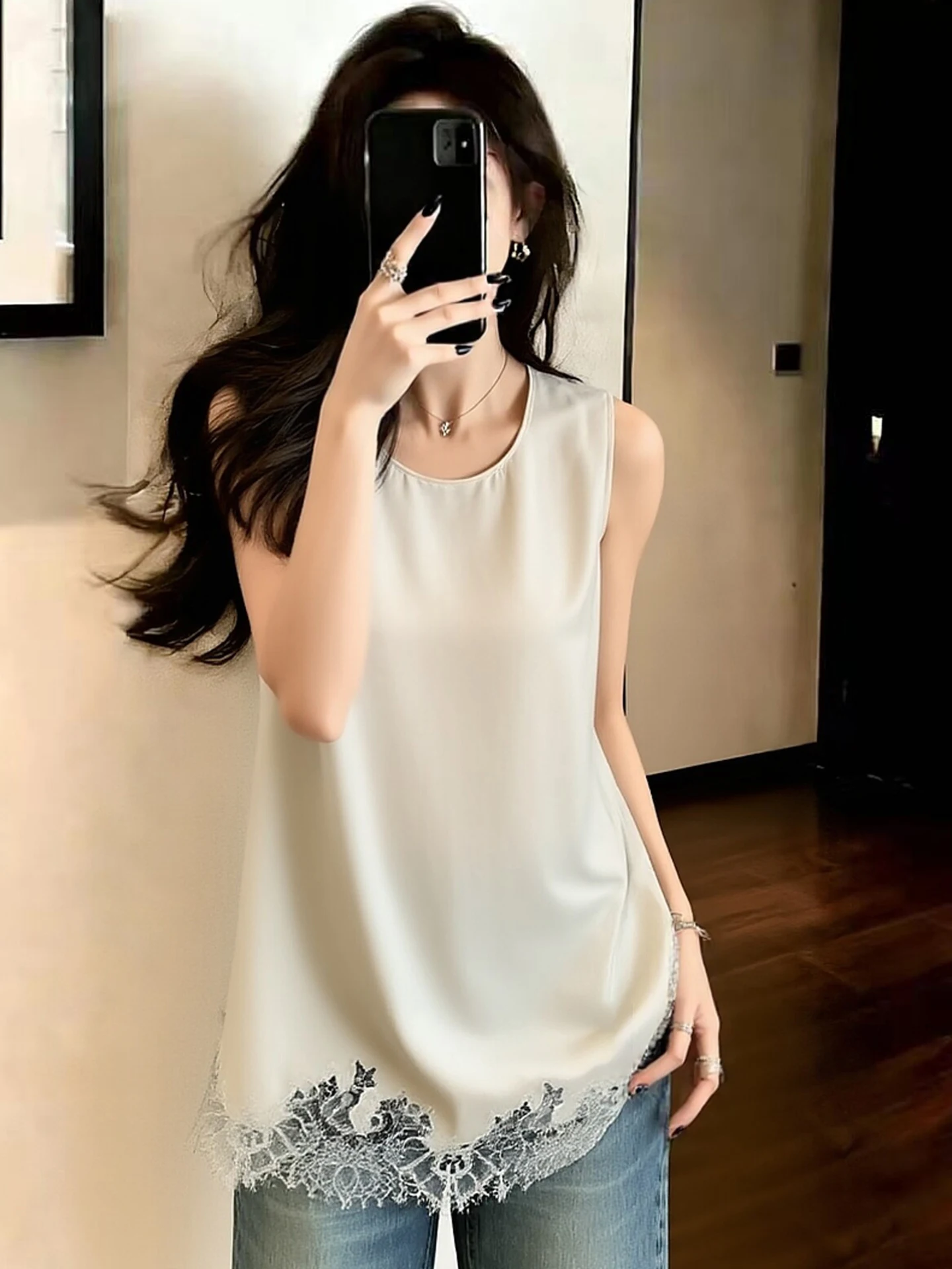 Elegant Lace Patchwork Sleeveless Vest Women's Loose Fit Silk Top Korean Style round Neck Spring Fashion Soft Pure Desire
Elegant Lace Patchwork Sleeveless Vest Women's Loose Fit Silk Top Korean Style round Neck Spring Fashion Soft Pure Desire