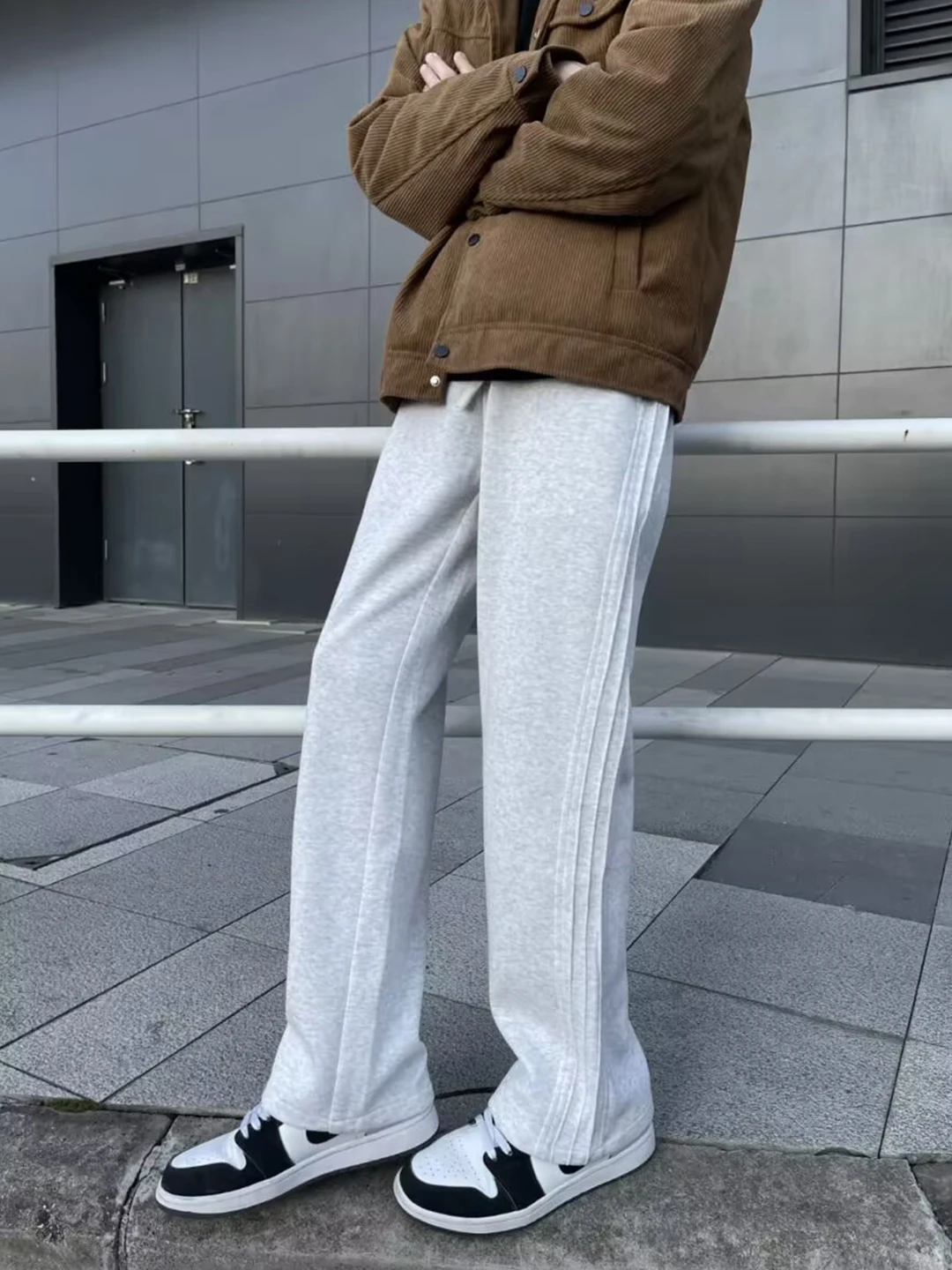 Мужские повседневные брюки на флисовой подкладке для осени и зимы, прямые теплые брюки для прогулок на улице из полиэстера
Мужские повседневные брюки на флисовой подкладке для осени и зимы, прямые теплые брюки для прогулок на улице из полиэстера