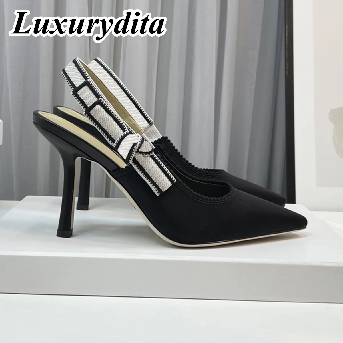 Top Quality Luxury Womens Sandal Casual Lace Flat Fashion Embroidered Muller Shoes Designer Silk Leather Soled High Heel
Top Quality Luxury Womens Sandal Casual Lace Flat Fashion Embroidered Muller Shoes Designer Silk Leather Soled High Heel