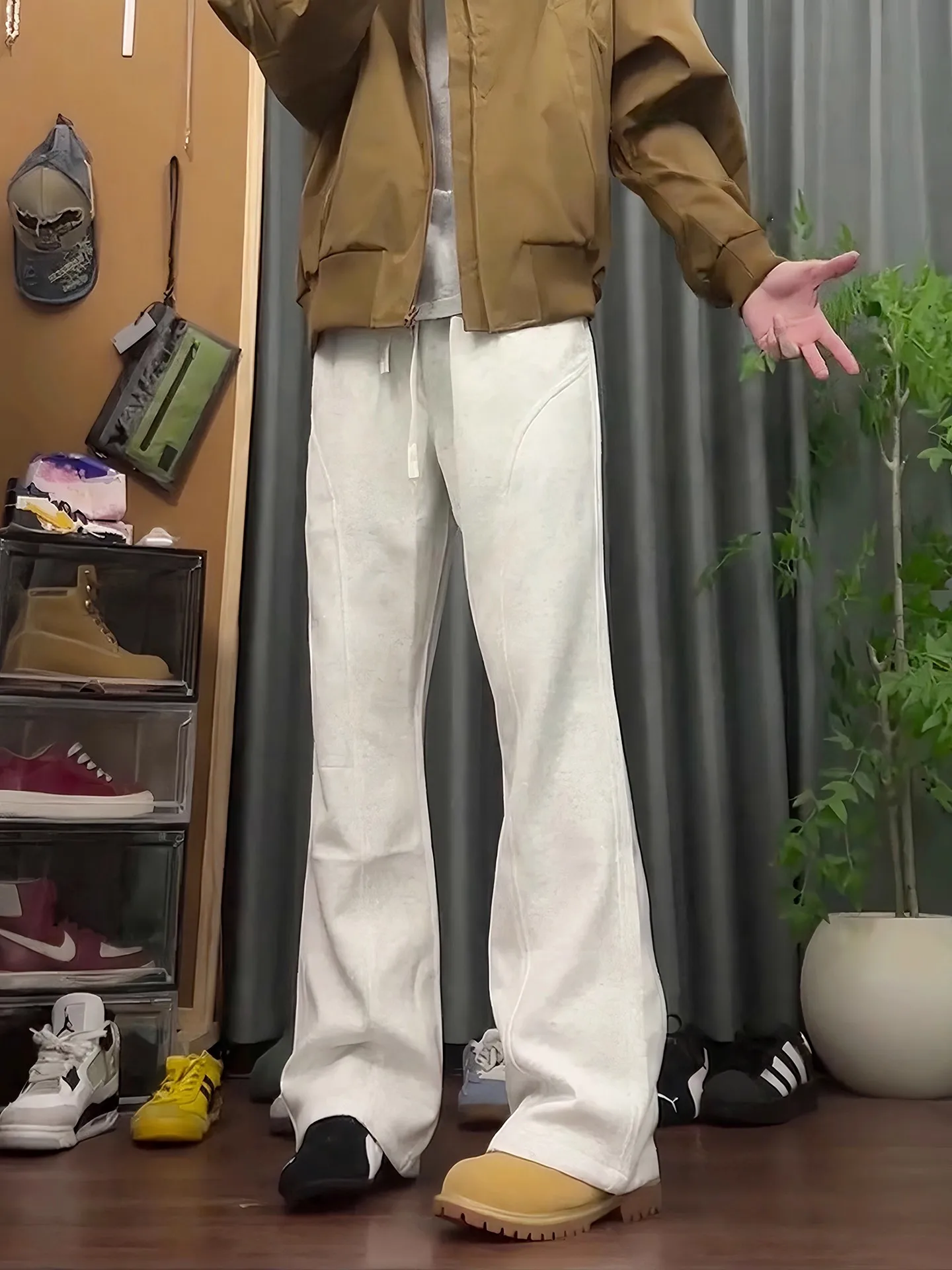 Мужские прямые спортивные брюки с белыми цветками и косым вырезом, осенние брюки с высокой талией для похудения, американские микро-клеш, повседневные...
Мужские прямые спортивные брюки с белыми цветками и косым вырезом, осенние брюки с высокой талией для похудения, американские микро-клеш, повседневные...