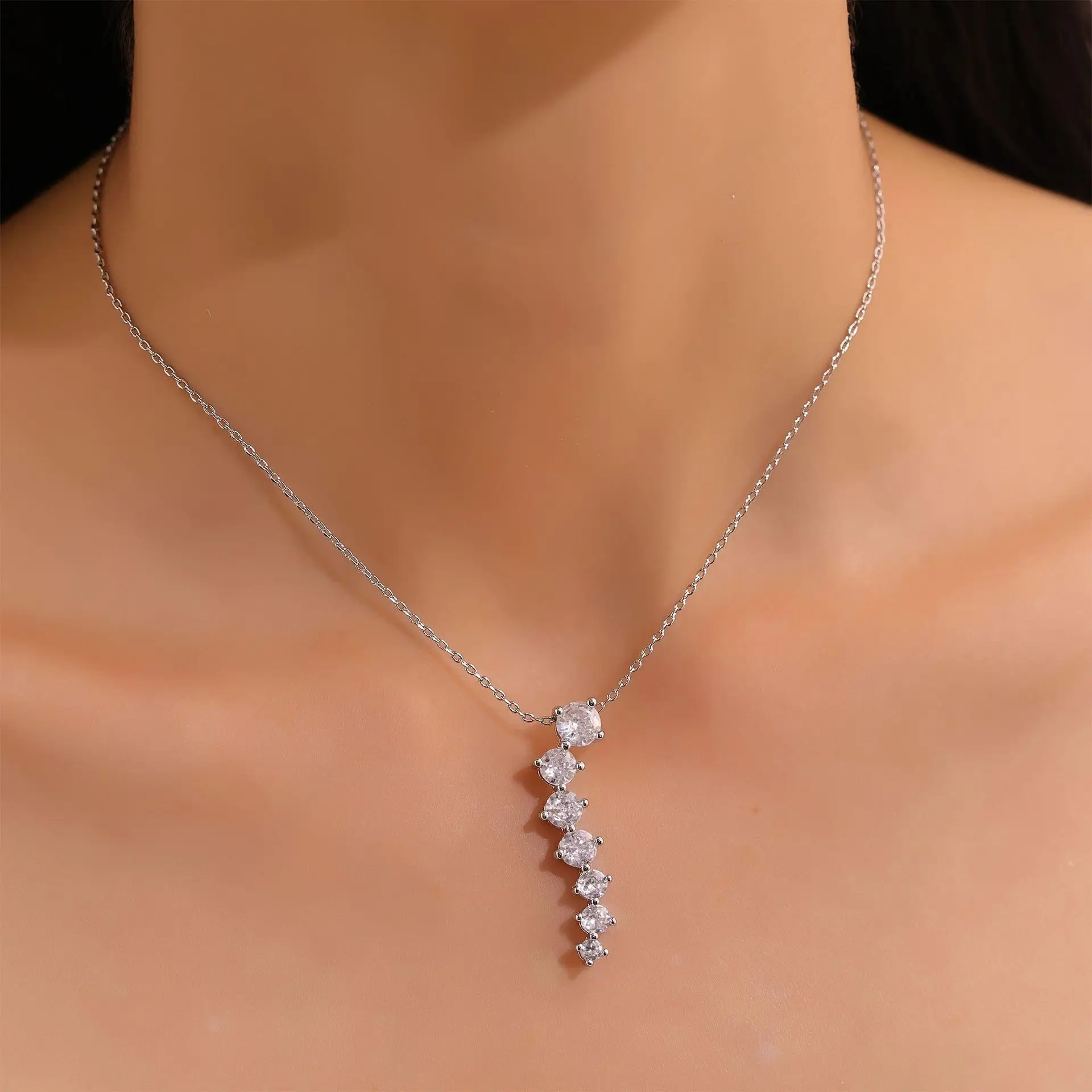 Легкое роскошное ожерелье-цепочка неправильной формы с цирконием 3-6 мм для женщин
Легкое роскошное ожерелье-цепочка неправильной формы с цирконием 3-6 мм для женщин