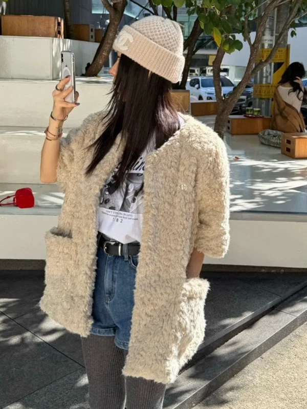 Korean Sle Loose Women's Jaet Faionable Fluffy Coat with Big kets Mid-Length Polyester Fiber Button Closure
Korean Sle Loose Women's Jaet Faionable Fluffy Coat with Big kets Mid-Length Polyester Fiber Button Closure