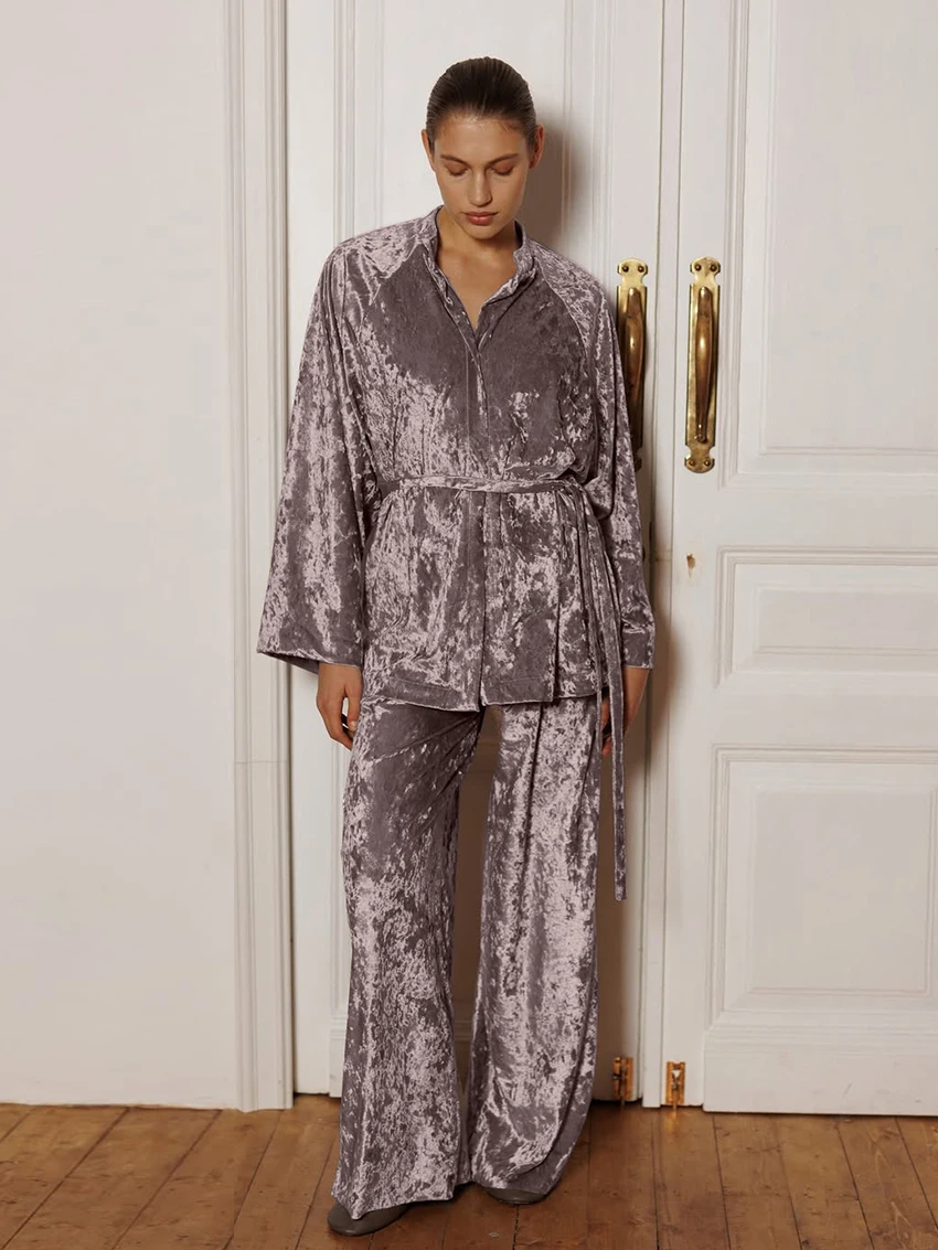 Комплект женской домашней одежды Marthaqiqi: бархатный халат с длинными рукавами, пижама с отложным воротником, штаны на шнуровке, повседневная домашняя одежда для женщин
Комплект женской домашней одежды Marthaqiqi: бархатный халат с длинными рукавами, пижама с отложным воротником, штаны на шнуровке, повседневная домашняя одежда для женщин