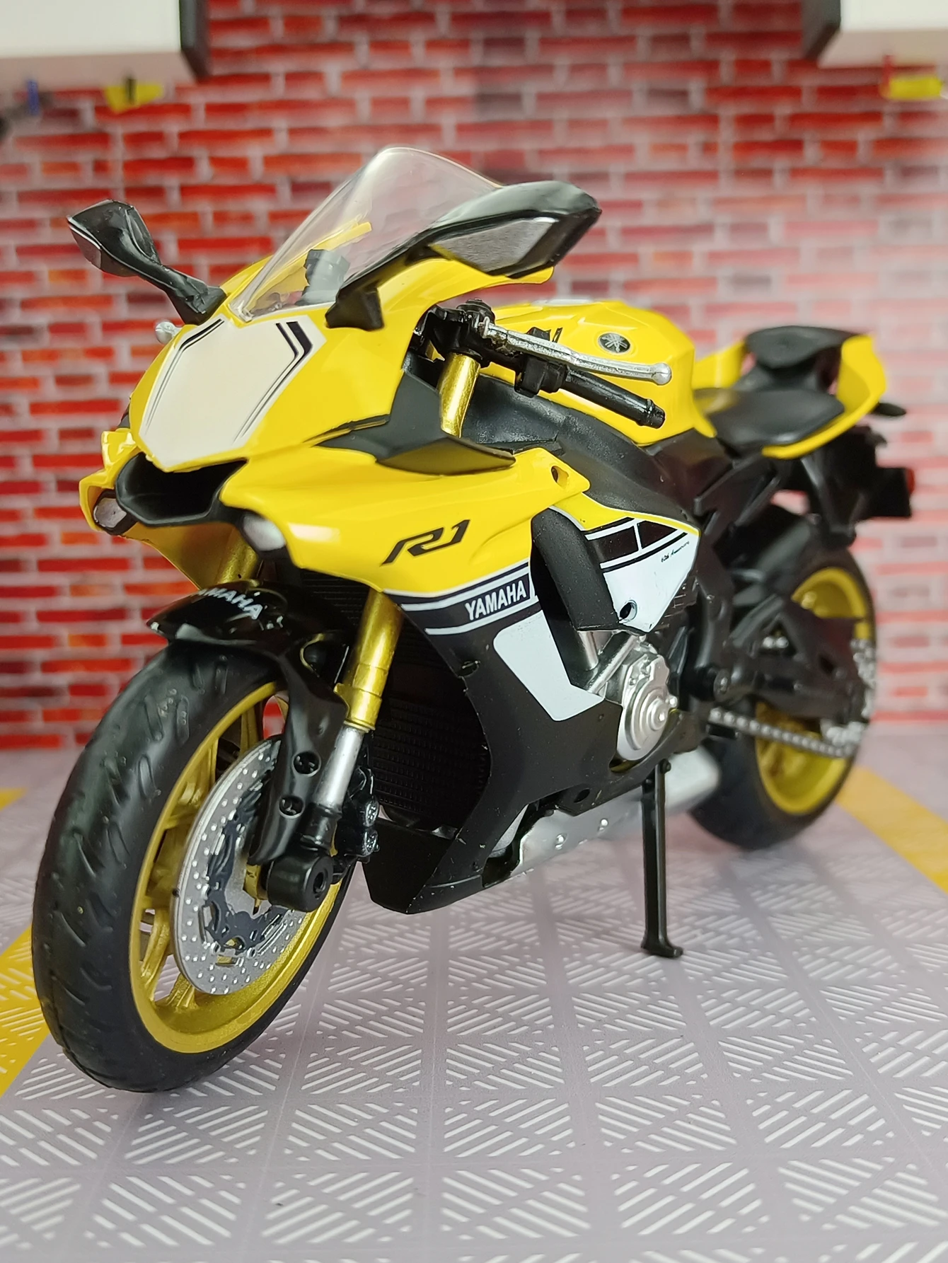 CCA 1:12 Yamaha YZF-R1 модель мотоцикла ручной работы статические украшения игрушечная машина мальчик мотоцикл подарок на день рождения
CCA 1:12 Yamaha YZF-R1 модель мотоцикла ручной работы статические украшения игрушечная машина мальчик мотоцикл подарок на день рождения