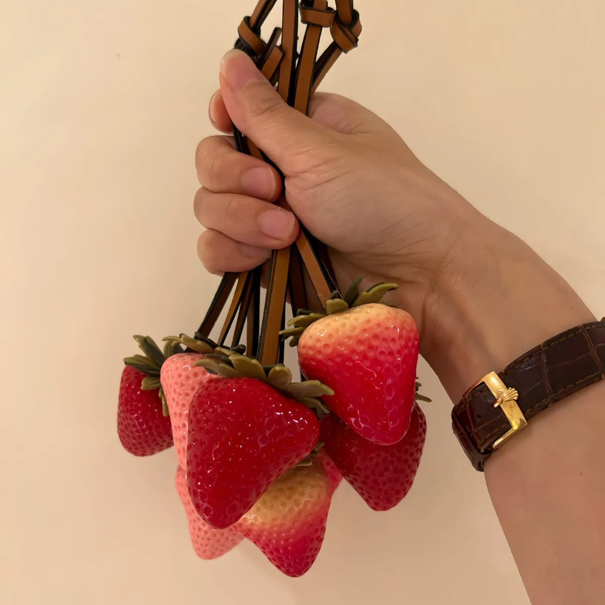 New Handmade Resin Seedless Strawberry Bag Pendant Fashionable Fruit Pendant Couple Bag Hanging Bag Parts Accessories Gift
New Handmade Resin Seedless Strawberry Bag Pendant Fashionable Fruit Pendant Couple Bag Hanging Bag Parts Accessories Gift