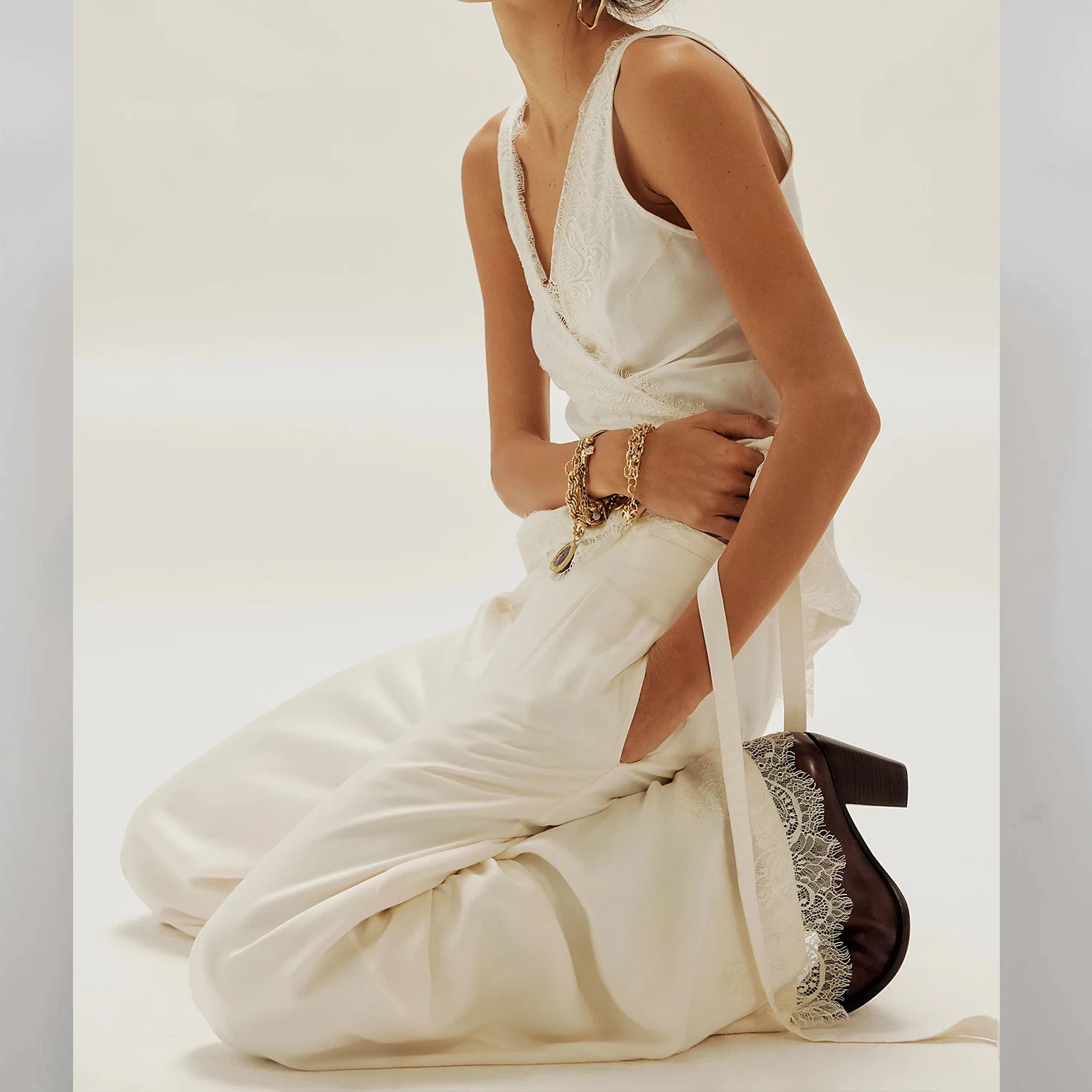 Весенний элегантный женский сексуальный кружевной костюм, модный пуловер без рукавов с v-образным вырезом, повседневные широкие брюки, однотонный комплект из двух предметов
Весенний элегантный женский сексуальный кружевной костюм, модный пуловер без рукавов с v-образным вырезом, повседневные широкие брюки, однотонный комплект из двух предметов