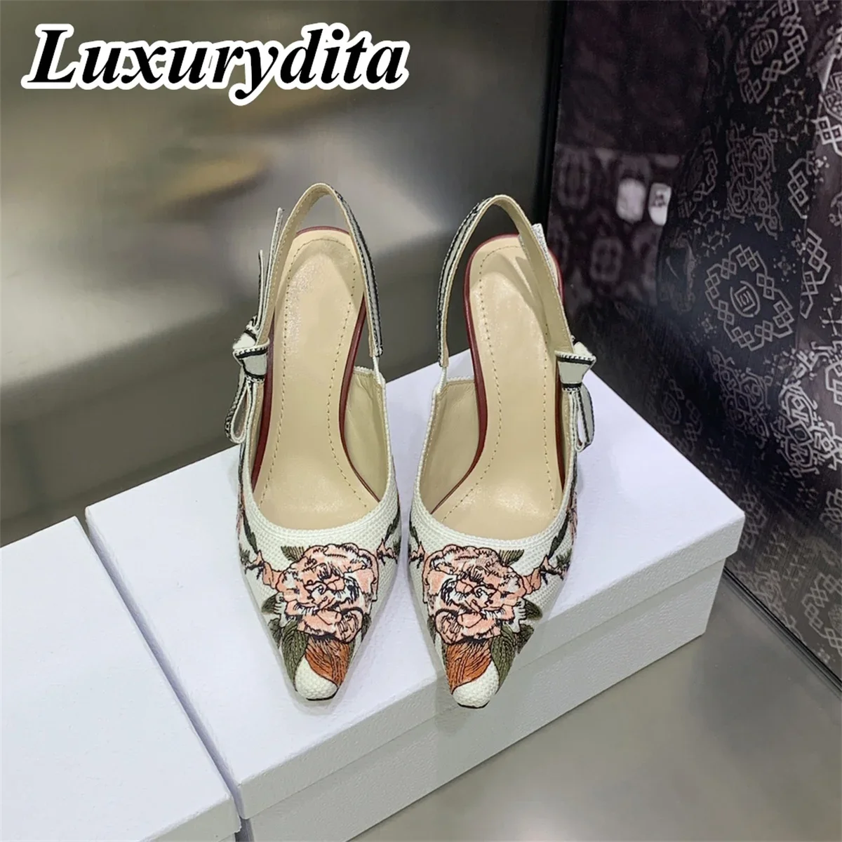 Top Quality Luxury Womens Sandal Casual Lace Flat Fashion Embroidered Muller Shoes Designer Silk Leather Soled High Heel
Top Quality Luxury Womens Sandal Casual Lace Flat Fashion Embroidered Muller Shoes Designer Silk Leather Soled High Heel
