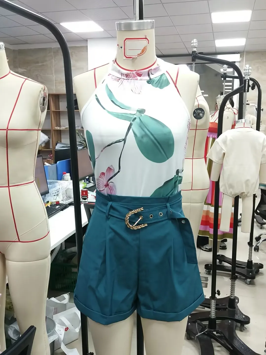 Women Summer Casual Pants Suit Round Neck Sleeveless Slim Vest High Waist Floral Print Straight Trousers with Waist Belt
Women Summer Casual Pants Suit Round Neck Sleeveless Slim Vest High Waist Floral Print Straight Trousers with Waist Belt