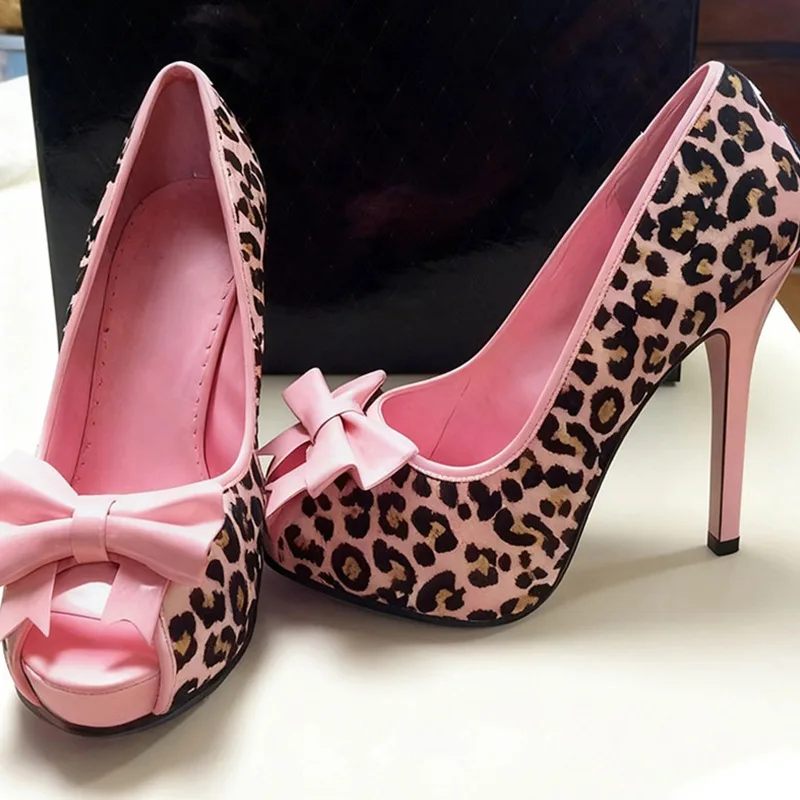 2026 Pink Leopard Print Bow High-Heeled Shoes Women Fashion Platform Stiletto Heel Slip on Banquet Wedding Dress Shoes Pumps
2026 Pink Leopard Print Bow High-Heeled Shoes Women Fashion Platform Stiletto Heel Slip on Banquet Wedding Dress Shoes Pumps