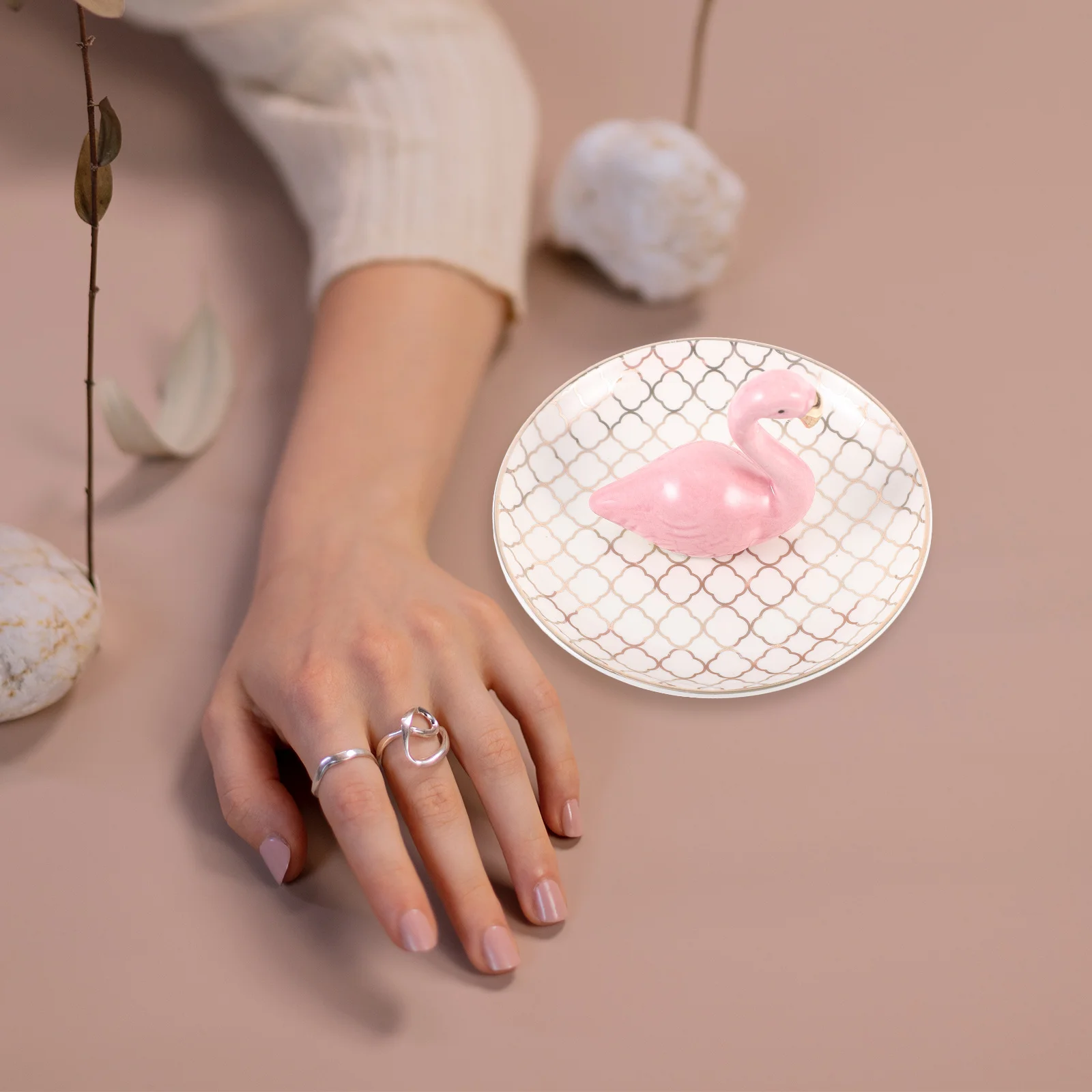 Керамический поднос для ювелирных изделий с изображением фламинго, гладкая полированная тарелка для хранения колец, ожерелий, сережек, настольный декоративный держатель
Керамический поднос для ювелирных изделий с изображением фламинго, гладкая полированная тарелка для хранения колец, ожерелий, сережек, настольный декоративный держатель