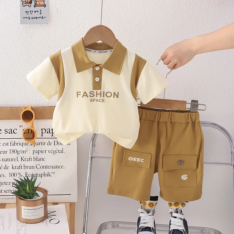 2024 Baby Summer Clothes for Kids Boy Letter Patchwork Turn-down Collar Short Sleeve T-shirts + Shorts Boys Boutique Outfit Set
2024 Baby Summer Clothes for Kids Boy Letter Patchwork Turn-down Collar Short Sleeve T-shirts + Shorts Boys Boutique Outfit Set