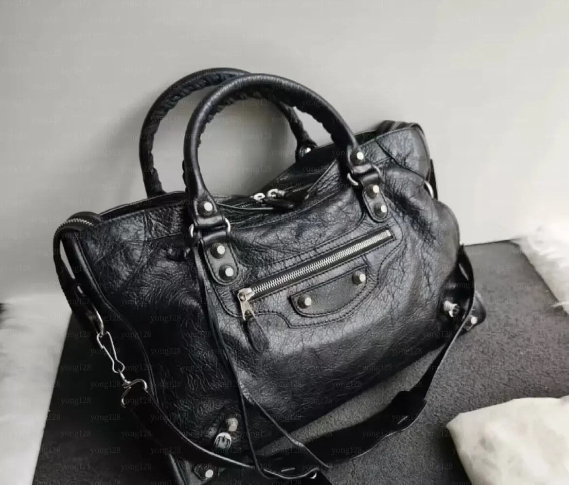 Дизайнерская сумка класса люкс Le City Tote, винтажная сумка с кисточками, женская сумка из натуральной кожи, дизайнерская сумочка, сумка через плечо, мотоциклетная сумка.
Дизайнерская сумка класса люкс Le City Tote, винтажная сумка с кисточками, женская сумка из натуральной кожи, дизайнерская сумочка, сумка через плечо, мотоциклетная сумка.