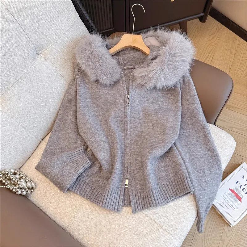 Autumn Hooded Faux Fur Collar Knitted Sweater Women Short Cardigan Coat Light Gray Khaki Zipper Long Sleeve Knitwear Pull Femme
Autumn Hooded Faux Fur Collar Knitted Sweater Women Short Cardigan Coat Light Gray Khaki Zipper Long Sleeve Knitwear Pull Femme