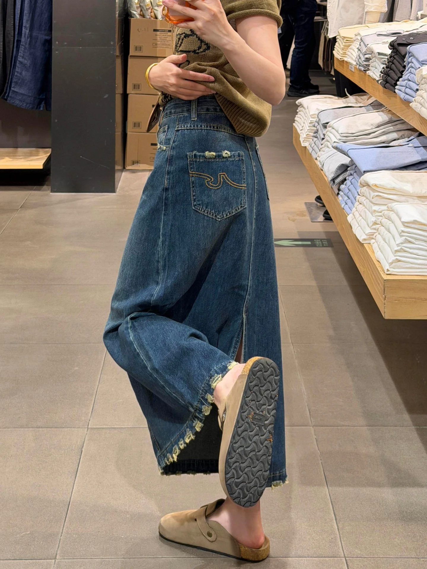 Embroidered Frayed Hem Pocket Detail A-Line Midi Denim Skirt for Women Spring Summer New Design Asymmetrical Versatile Mid-Le...
Embroidered Frayed Hem Pocket Detail A-Line Midi Denim Skirt for Women Spring Summer New Design Asymmetrical Versatile Mid-Le...