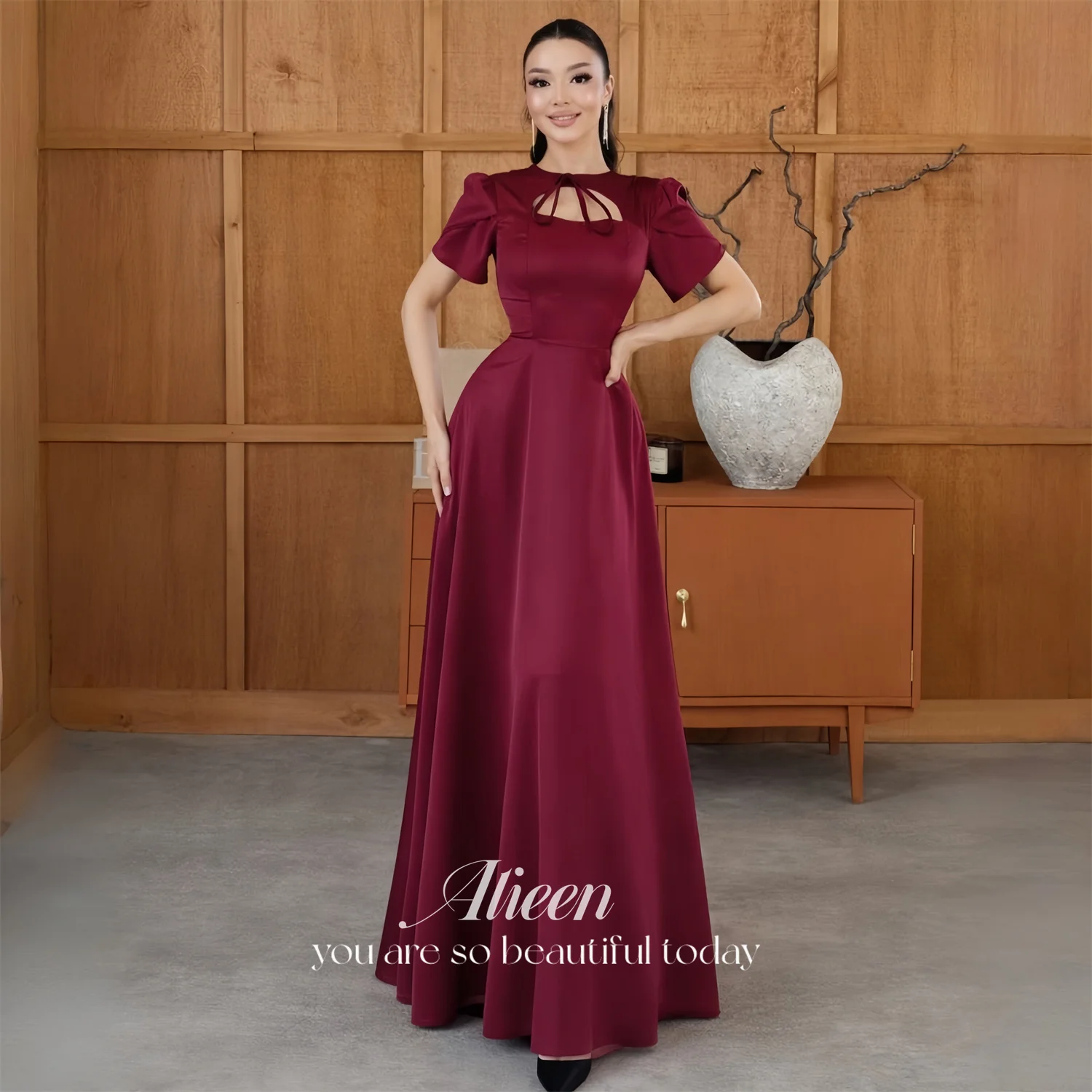 Aileen Burgundy Satin A-Line Evening Dress High Neck Short Sleeve Floor Length Prom Dress Party Gowns Customized Robes de Soirée
Aileen Burgundy Satin A-Line Evening Dress High Neck Short Sleeve Floor Length Prom Dress Party Gowns Customized Robes de Soirée